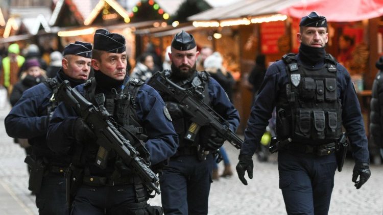 Der Straßburger Weihnachtsmarkt hat unter scharfer Bewachung wieder geöffnet