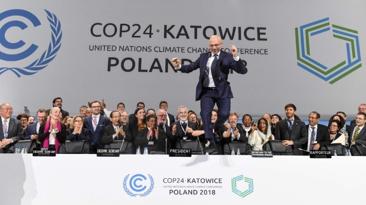 El Presidente de la COP24, Michal Kurtyka, reacciona durante una sesión final de la COP24 