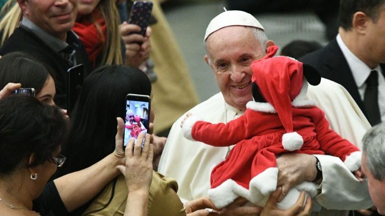 Little santaclaus with Pope Francis - scene from the venue of General Audience 19-12-18.