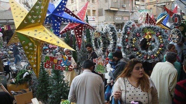 पाकिस्तान में क्रिसमस के सामान बाजार में