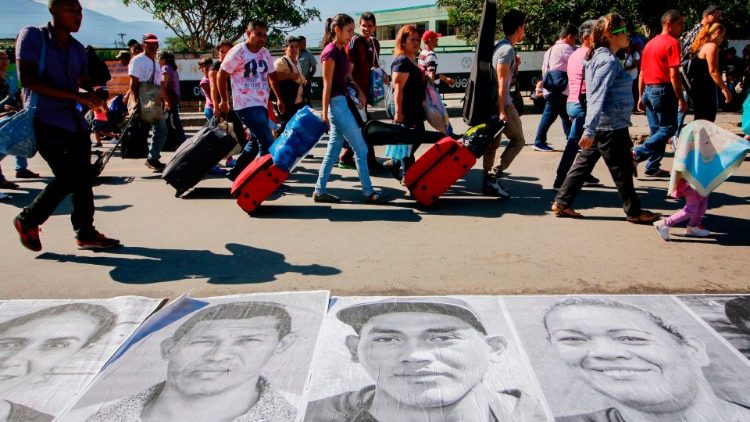 Migranten aus Venezuela passieren die Grenze zu Kolumbien