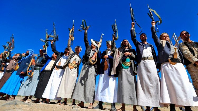 Naoružani jemenski muškarci daju potporu pobunjenicima Hutijima