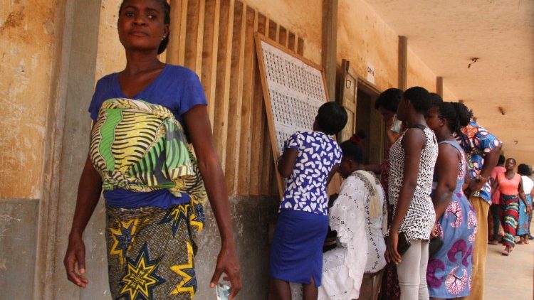 Prüfung einer ausgehängten Wahlliste in der Hauptstadt Lomé - Aufnahme vom Dezember 2018