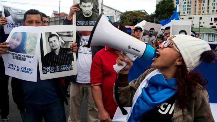 Des Nicaraguayens exilés au Costa Rica manifestent devant l'ambassade de leur pays à San José après l'arrestation du journaliste Miguel Mora, le 22 décembre 2018