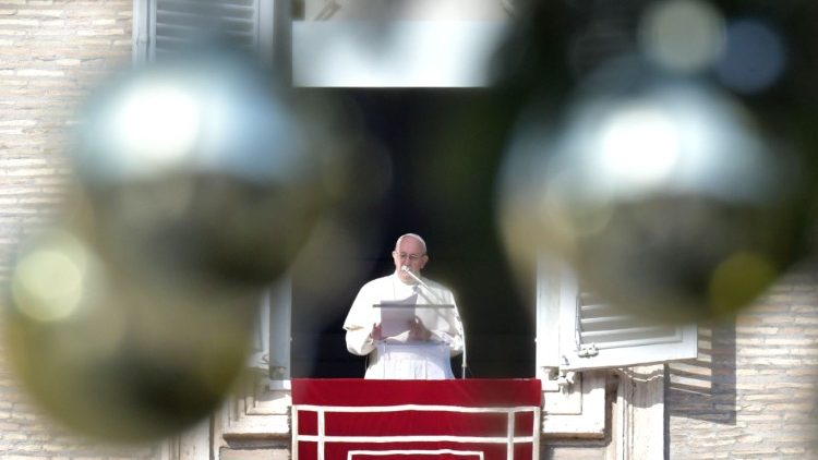  Papa në lutjen e Engjëllit të Tënzot