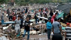 topshot-indonesia-disaster-tsunami-volcano-1545572936459.jpg
