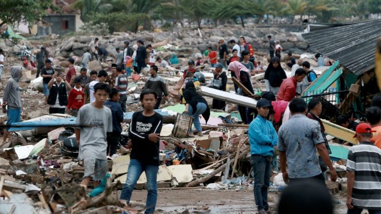 nạn nhân sóng thần ở Indonesia