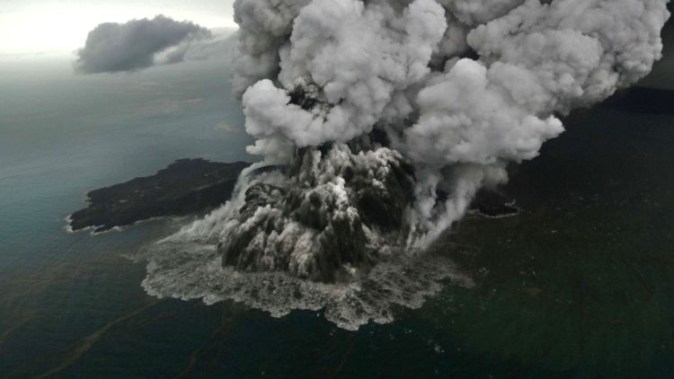 Извержение вулкана Анак Кракатау 