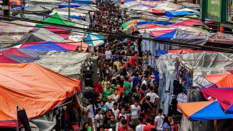 La foule dans une rue de Manille, aux Philippines, le 24 décembre 2018