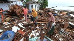 indonesia-disaster-tsunami-volcano-1545647030473.jpg