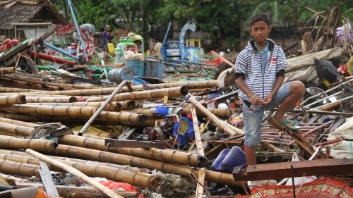 Indonesia: si aggrava il bilancio dello tsunami, oltre 350 morti