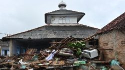 indonesia-disaster-tsunami-volcano-1545723528440.jpg