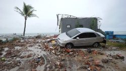 topshot-indonesia-disaster-tsunami-volcano-1545735258287.jpg