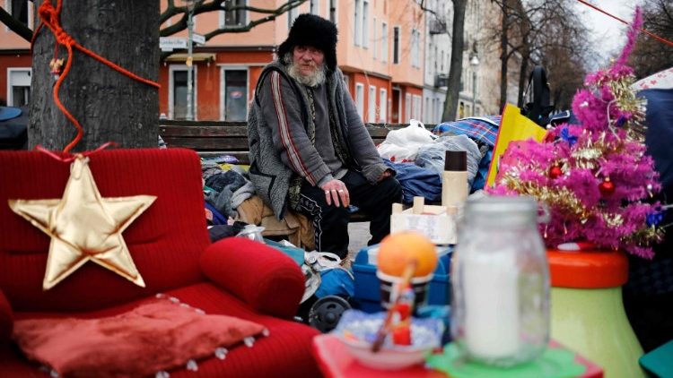 Ein Obdachloser sitzt am Ersten Weihnachtstag an seinem weihnachtlich dekorierten Schlafplatz in Berlin