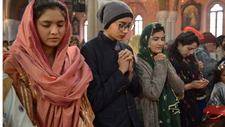 Des chrétiennes du Pakistan en prière à la cathédrale de Lahore, lors de la messe de Noël, le 25 décembre 2018.