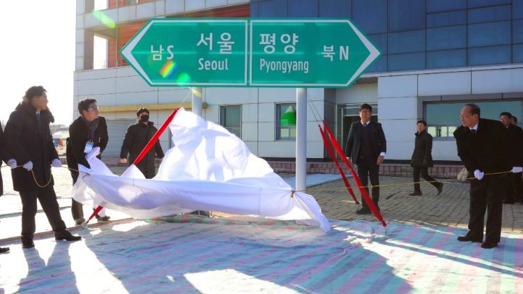Un panneau connectant les deux Corée, dévoilé le 26 décembre 2018. 