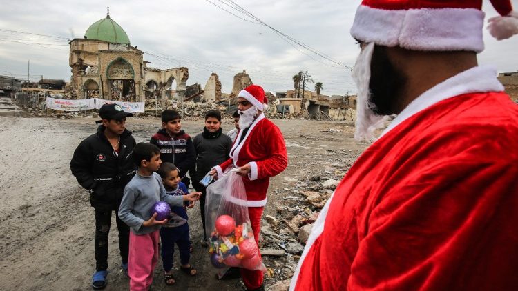 Дядо Коледа пред голямата джамия Ал-Нури в Мосул