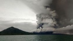 topshot-indonesia-disaster-tsunami-volcano-1545895744104.jpg