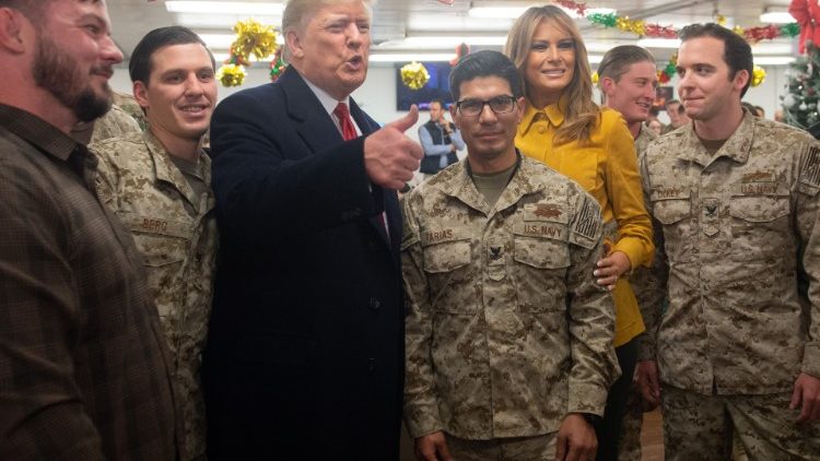 الرئيس ترامب وعقيلته يزوران الجنود الأمريكيين في العراق 