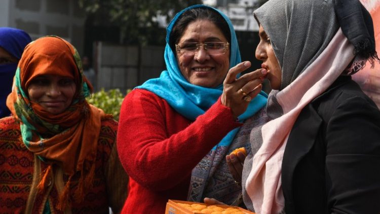 Indijos moterys musulmonės džiaugiasi parlamento sprendimu
