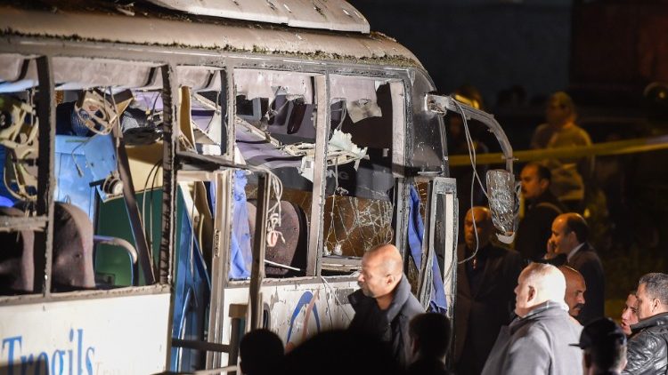 Turistický autobus zasiahnutý atentátom v piatok 28. decembra neďaleko Gizy
