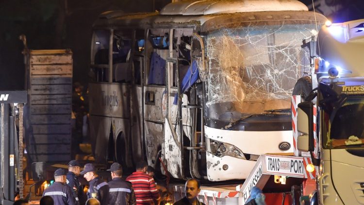 Il bus colpito dall'attentato a Giza