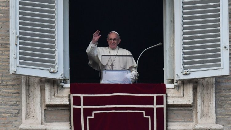 Papa Franjo na prozoru Apostolske palače tijekom podnevnoga nagovora; 30. prosinca 2018.