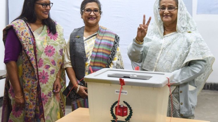 La premier Sheikh Hasina al seggio elettorale