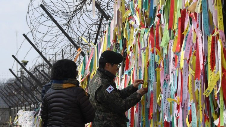 цветни ленти за мир в град Паджу, на границата между двете Кореи