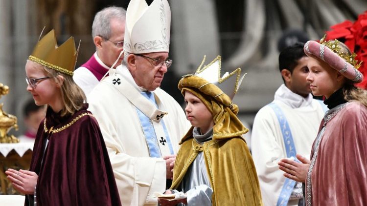 Die deutschen Sternsingerkinder als Messdiener beim Papst