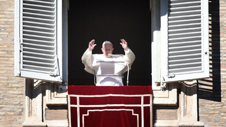 Le Pape François lors de l'angélus du mardi 1er janvier 2019, place Saint-Pierre à Rome. 