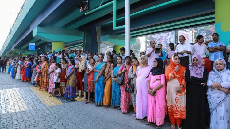 Zehntausende Inderinnen formen eine 620 Kilometer lange Menschenkette gegen das Frauenverbot im Tempel Sabarimala in Kerala