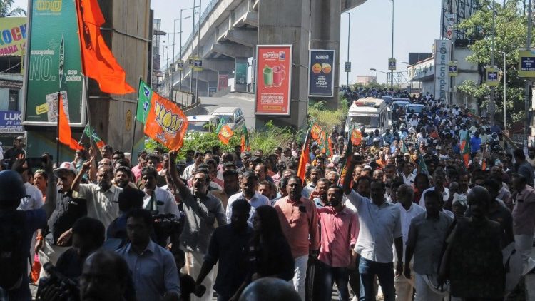 Ein Ruck in Richtung Hindu-Nationalismus: Proteste von Anhängern der Regierungspartei BJP gegen den Zutritt von Frauen zu "verbotenen" Hindu-Tempeln