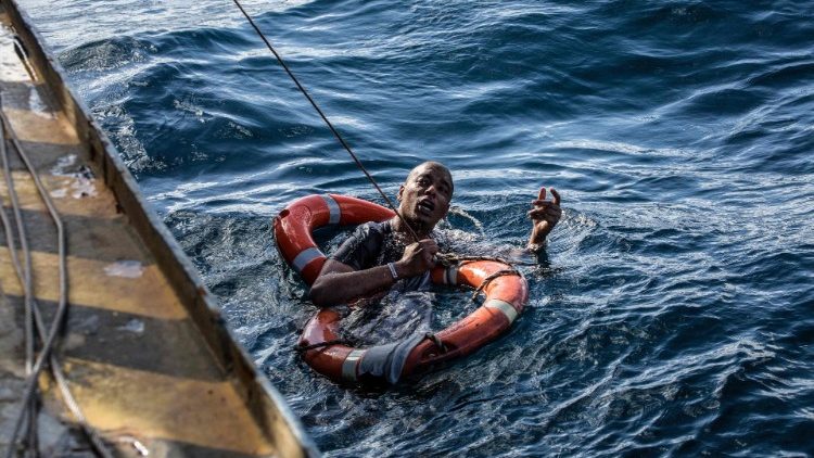 Resgate de migrantes no mar Mediterrâneo