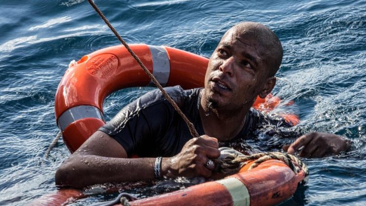 Der Migrant, der Malta aus Verzweiflung schwimmend  erreichen wollte, wird aus dem Wasser gezogen