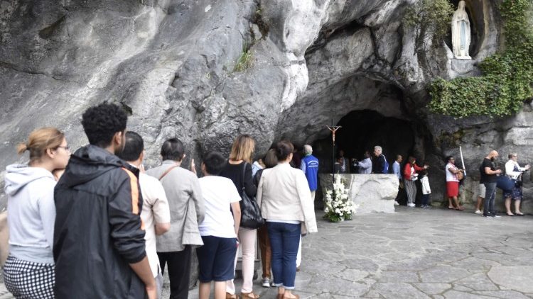 Des pèlerins à la grotte de Massabielle, Lourdes (France), le 15 août 2017 