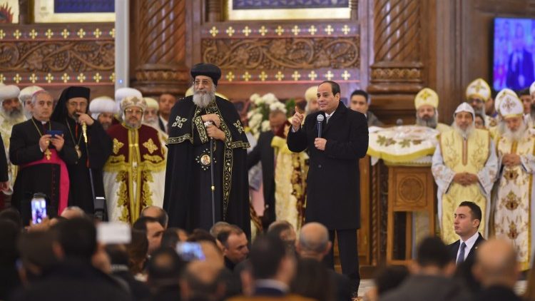 Коптският патриах Тавадрос ІІ и президента ал-Сиси при освещаването на катедрлата на Рождество Христово