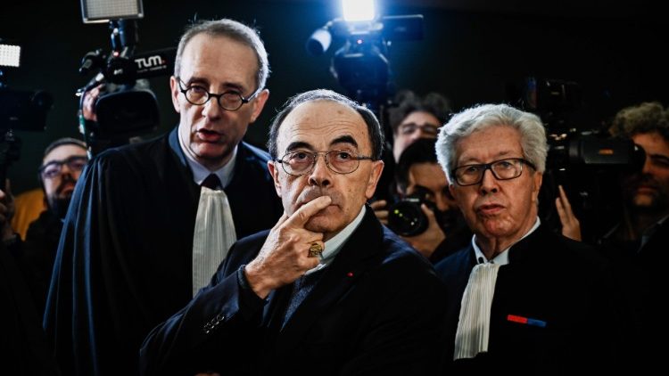 Le cardinal Barbarin entouré par ses avocats lors de la 2e journée de son procès, le 8 janvier 2019 au tribunal correctionnel de Lyon.