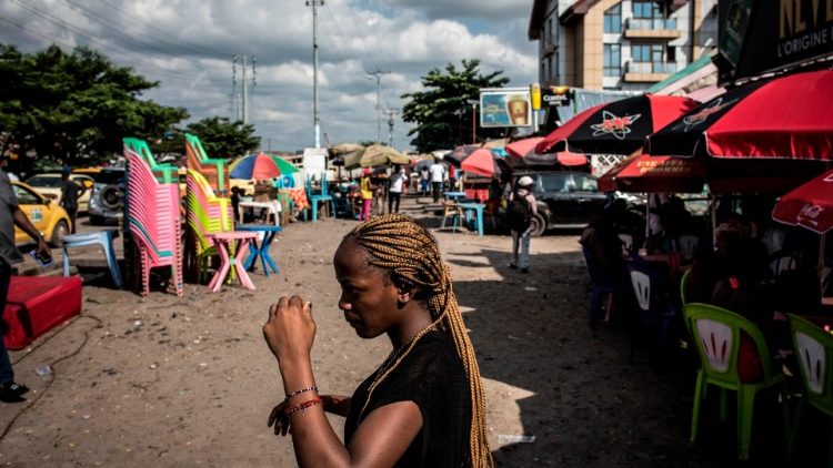 Frau in Kinshasa am Montag
