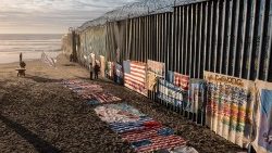 topshot-mexico-us-border-wall-1547021633028.jpg