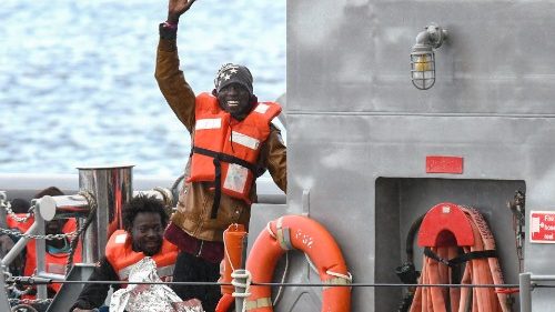 Maltas Erzbischof erleichtert: Flüchtlinge dürfen von Bord gehen