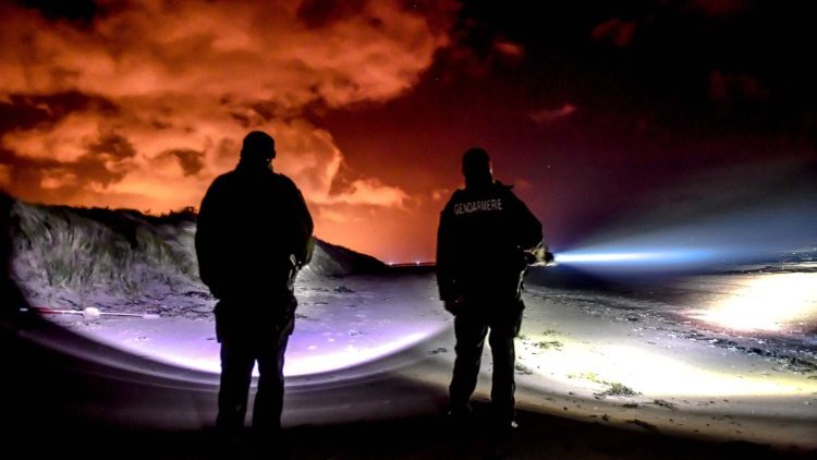 Deux gendarmes français inspectant une plage proche de Calais, le 9 janvier 2019, à la recherche de migrants.