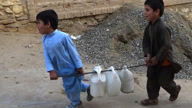 Afghanische Kinder tragen Wasser in ihre Heimatstadt Kabul