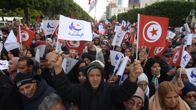 متظاهرون تونسيون يحييون ذكرى انطلاق الثورة عام 2011