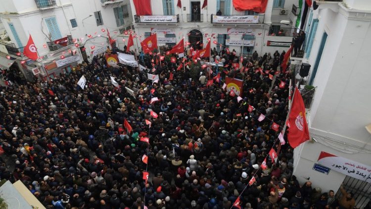 V Tuniziji se danes spominjajo 8. obletnice začetka "jasminove revolucije"