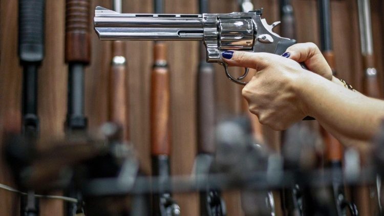 Eine Frau testet eine Waffe in einem Waffengeschäft in San Paolo