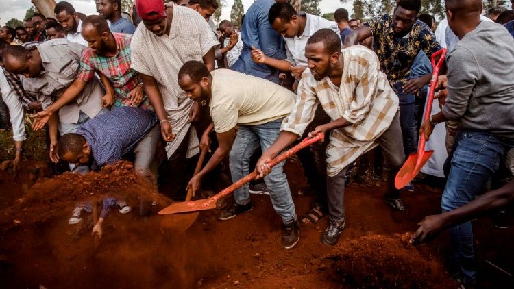 केनिया में आतंकवादी आक्रमण के उपरान्त लोगों की दफ़न क्रिया 