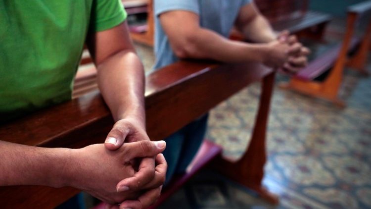Fiéis em oração numa Igreja em Manágua