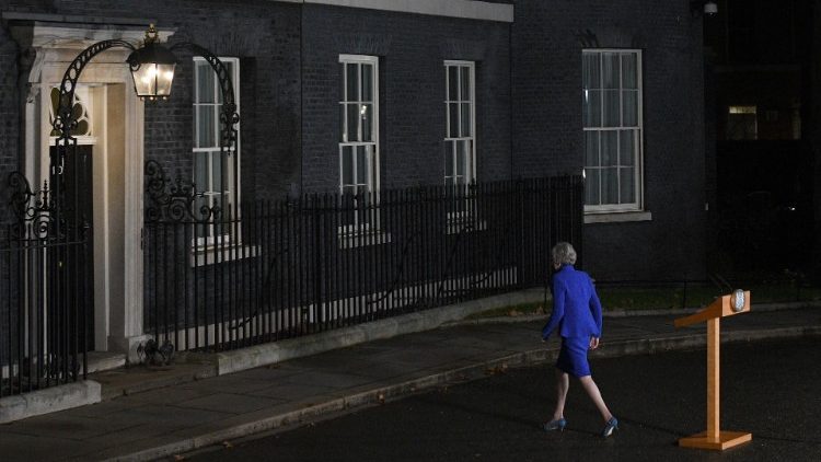Theresa May nachts in der Downing Street