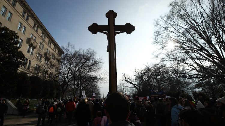 Bei einer Demonstration mitgeführtes Kreuz